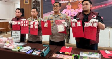Kapolres Kutai Kartanegara, AKBP Khairul Basyar, didampingi Wakapolres Kompol Izdiharuddin Faris, dalam konferensi pers kasus ungkapan sabu 1,4 Kg. (IST)
