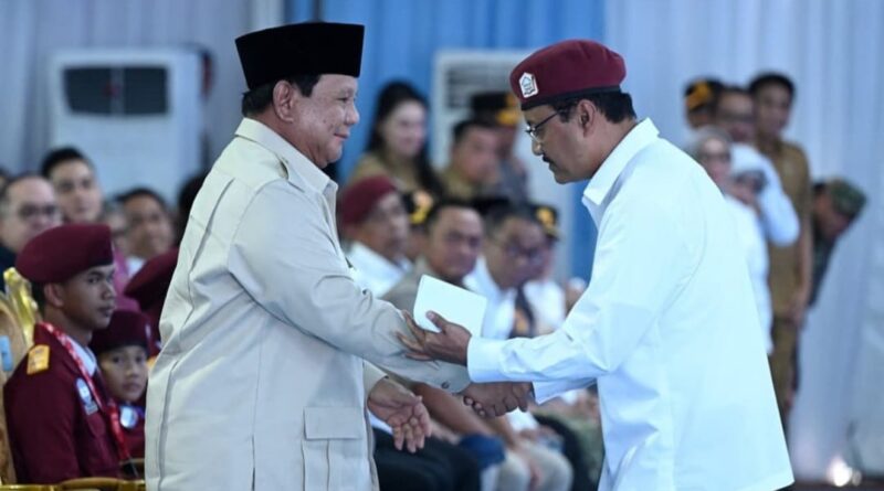 Menteri Sosial Saifullah Yusuf atau Gus Ipul bersalaman dengan Presiden Prabowo