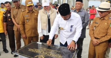 Gubernur Kalimantan Timur, Rudy Mas’ud, meresmikan Jembatan Nibung