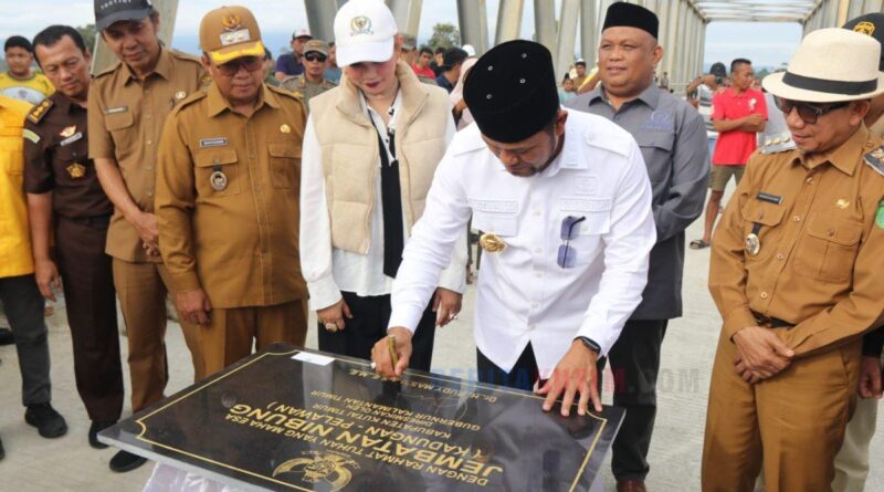 Gubernur Kalimantan Timur, Rudy Mas’ud, meresmikan Jembatan Nibung