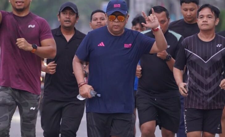 Sekretaris Jenderal (Sekjen) Dewan Pimpinan Pusat (DPP) PDI Perjuangan, Hasto Kristiyanto saat melakukan jogging di Samarinda