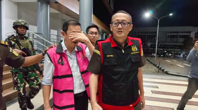 Tim Kejati Kaltim saat melakukan eksekusi penahanan terhadap Direktur Tiga Perusahaan terkait kasus dugaan korupsi izin tambang di lahan transmigrasi Kukar. (IST)