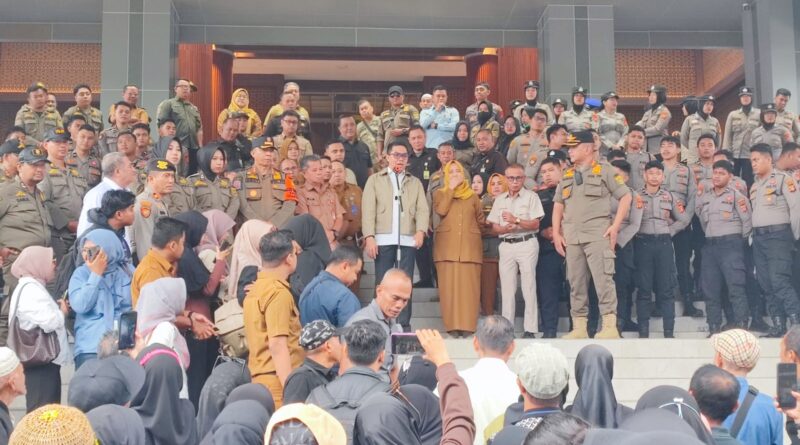 Walikota Samarinda Andi Harun Temui Masa Aksi Demonstrasi pedagang pasar pagi