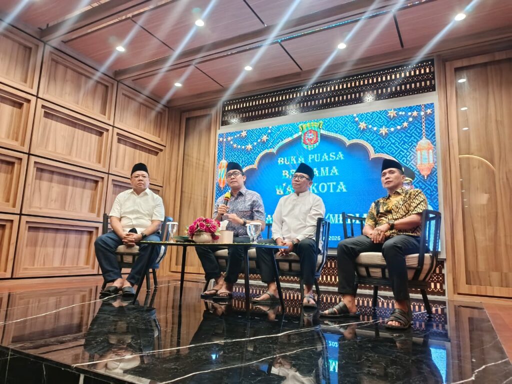Wali Kota Samarinda, Andi Harun dalam acara buka puasa bersama dengan media