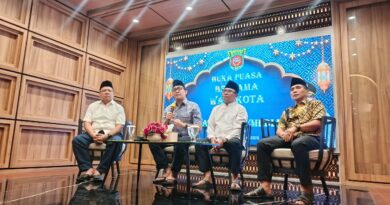 Wali Kota Samarinda, Andi Harun dalam acara buka puasa bersama dengan media
