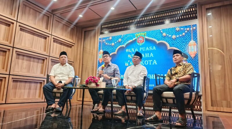 Wali Kota Samarinda, Andi Harun dalam acara buka puasa bersama dengan media