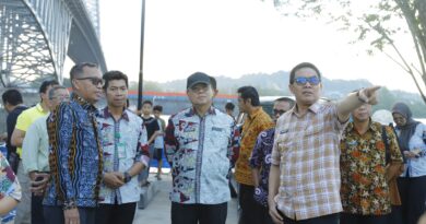 Wali Kota Samarinda, Andi Harun saat melakukan tinjauan pembangunan taman di bawah Jembatan Mahakam