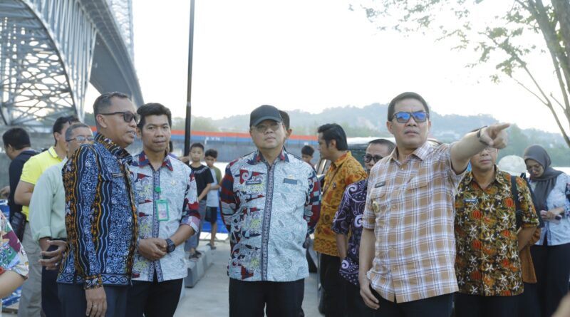 Wali Kota Samarinda, Andi Harun saat melakukan tinjauan pembangunan taman di bawah Jembatan Mahakam