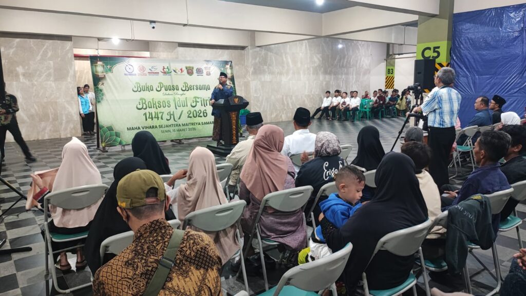 Buka puasa bersama yang menghadirkan anak yatim piatu, marbot masjid, hingga petugas kebersihan parit.