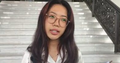 Humas Aliansi Rakyat Kaltim, Bella Monica saat mendatangi kantor DPRD Kaltim