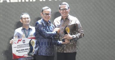 Wali Kota Samarinda, Andi Harun saat menerima penghargaan dari Kementerian Dalam Negeri