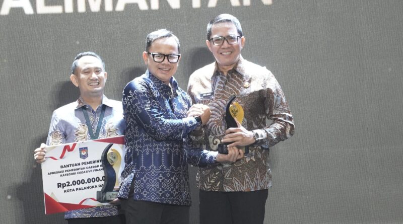 Wali Kota Samarinda, Andi Harun saat menerima penghargaan dari Kementerian Dalam Negeri