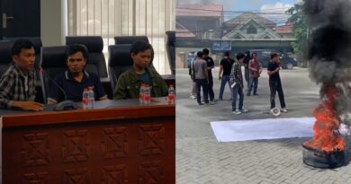 Aliansi Mahasiswa Anti Korupsi Kalimantan Timur (AMAK Kaltim) melakukan aksi di Kantor DPRD Kaltim