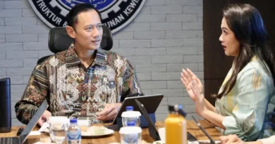 Menteri Koordinator Bidang Infrastruktur dan Pembangunan Kewilayahan Agus Harimurti Yudhoyono (AHY) dan Gubernur Maluku Utara Sherly Tjoanda