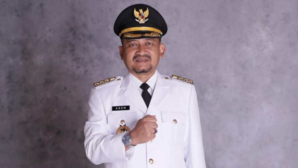 Komisi Pemberantasan Korupsi (KPK) mengamankan Bupati Pemalang Anom Widiyantoro dalam operasi tangkap tangan (OTT)