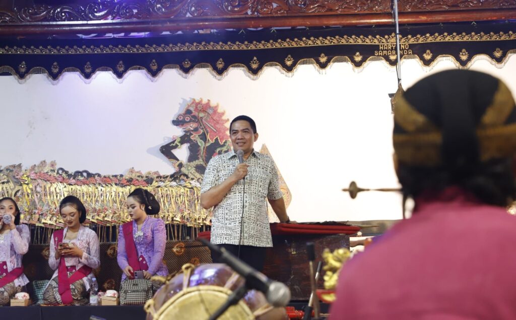 Wali Kota Andi Harun menghadiri pagelaran wayang kulit dalam rangka penutupan Bersih Desa Rawa Makmur Tahun 2026