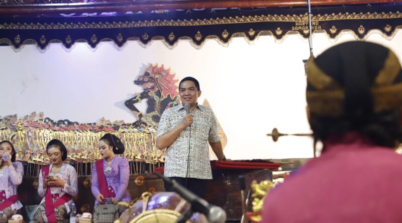 Wali Kota Andi Harun menghadiri pagelaran wayang kulit dalam rangka penutupan Bersih Desa Rawa Makmur Tahun 2026
