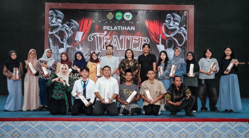 Foto bersama usai Pelatihan Teater bagi Pelajar yang digelar UPTD Taman Budaya Provinsi Kalimantan Timur
