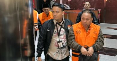 Rektor Unsoed Akhmad Sodiq jadi tersangka kasus dugaan praktik pemerasan dalam penerimaan mahasiswa baru jalur Mandiri
