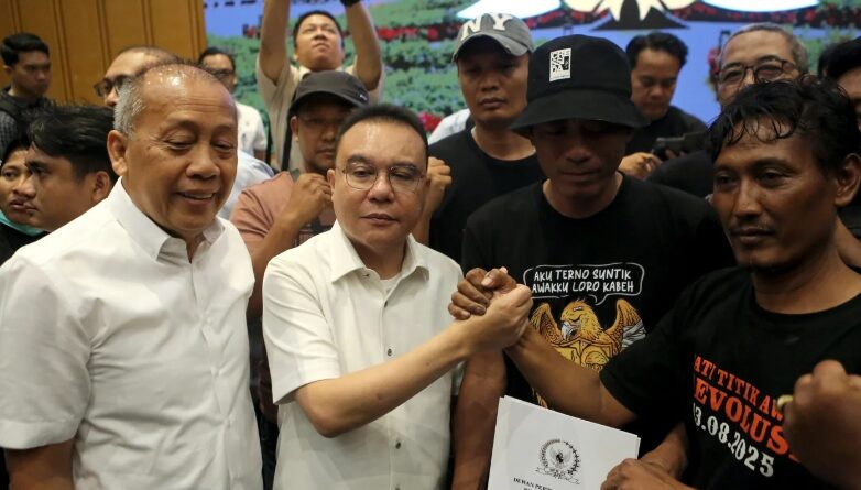 pimpinan DPR saat menerima audiensi Aliansi Masyarakat Pati Bersatu (AMPB) di Kompleks Parlemen