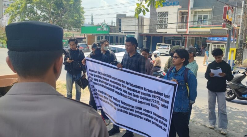 JAMPER Kaltim menggelar aksi demonstrasi di Kantor Dinas ESDM Kaltim