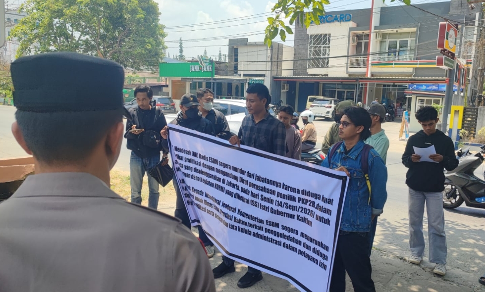 JAMPER Kaltim menggelar aksi demonstrasi di Kantor Dinas ESDM Kaltim