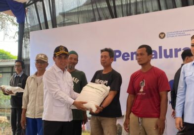 Ketua DPRD Kota Samarinda, Helmi Abdullah, menghadiri sekaligus menyaksikan penyaluran bantuan beras kepada masyarakat