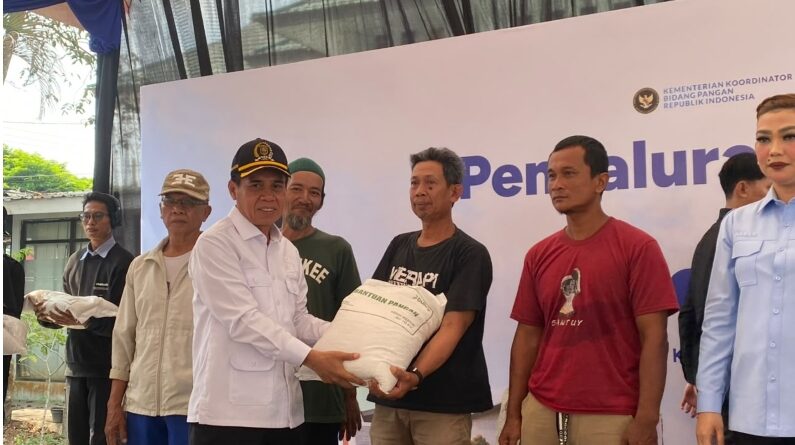 Ketua DPRD Kota Samarinda, Helmi Abdullah, menghadiri sekaligus menyaksikan penyaluran bantuan beras kepada masyarakat