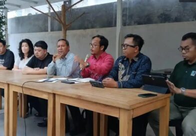 Keluarga pasien, Edianto Wong, yakni Dessy Wong dan Denis Wong didampingi tim kuasa hukum saat menggelar konferensi pers