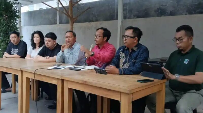 Keluarga pasien, Edianto Wong, yakni Dessy Wong dan Denis Wong didampingi tim kuasa hukum saat menggelar konferensi pers