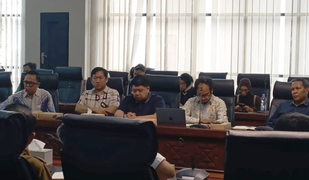 Rapat dengar pendapat (RDP) di Gedung E DPRD Kalimantan Timur soal kasus kawat penuntun (guidewire) yang ditemukan tertinggal  di jantung pasien RSUD A Wahab Sjahranie (AWS) Samarinda