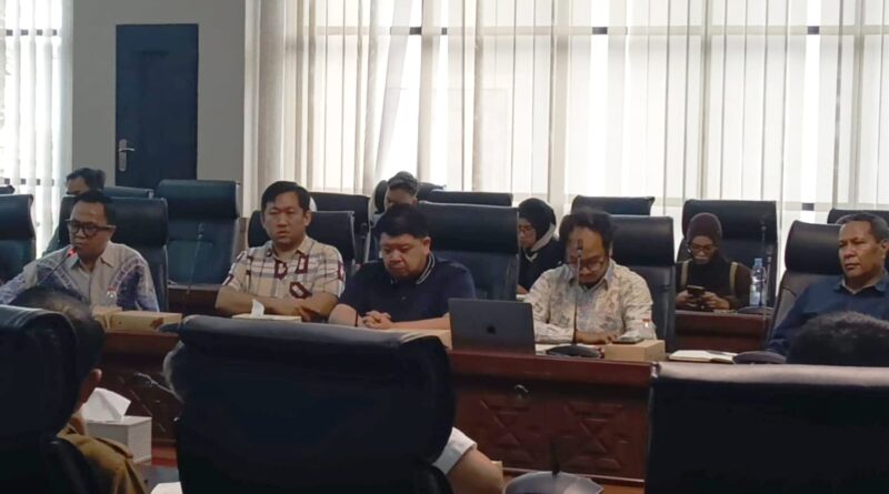 Rapat dengar pendapat (RDP) di Gedung E DPRD Kalimantan Timur soal kasus kawat penuntun (guidewire) yang ditemukan tertinggal  di jantung pasien RSUD A Wahab Sjahranie (AWS) Samarinda