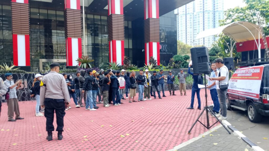 Gerakan Bakti Cendana (GBC) menggelar aksi damai di depan Gedung Komisi Pemberantasan Korupsi (KPK) RI