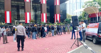 Gerakan Bakti Cendana (GBC) menggelar aksi damai di depan Gedung Komisi Pemberantasan Korupsi (KPK) RI