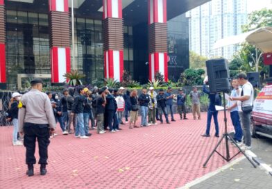 Gerakan Bakti Cendana (GBC) menggelar aksi damai di depan Gedung Komisi Pemberantasan Korupsi (KPK) RI