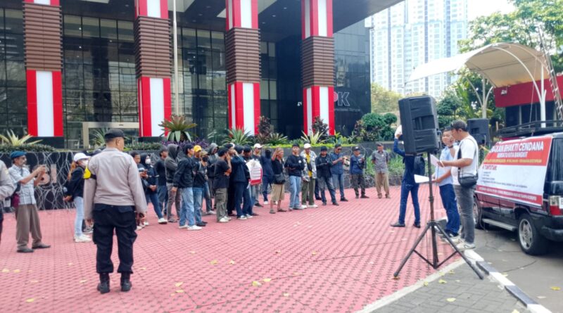 Gerakan Bakti Cendana (GBC) menggelar aksi damai di depan Gedung Komisi Pemberantasan Korupsi (KPK) RI