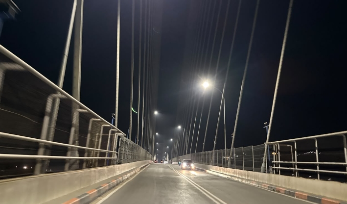 Suasan malam hari di Jembatan Achmad Amins, Samarinda yang kini lampu peneranngan jalannya kembali menyala